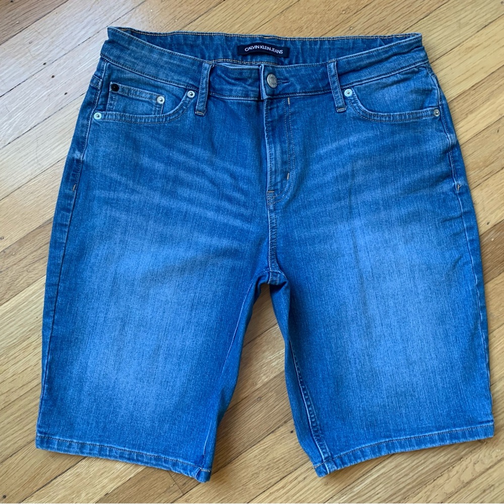 $6 SALE!! VGUC CALVIN KLEIN BERMUDA LITE WASH DENIM SHORTS IN SIZE 12